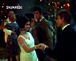 Shashikala and Raj Kumar in Aage bhi jaane na tu