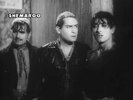 Chandu, Ramu and Kalu get ready to pick a pocket or two Chandu, Ramu and Kalu get ready to pick a pocket or two