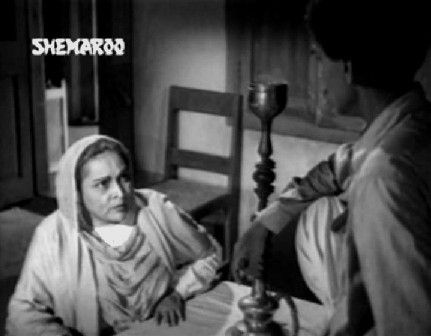 Paro goes to meet Kamli's uncle but is rebuffed