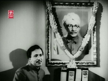 Ratanlal grows rich, under the benevolent eye of his dead father... 