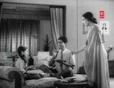 Manorama scolds the children for criticising Lali's mother Manorama scolds the children for criticising Lali's mother