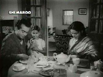 Upendra feeds Sujata from his own plate