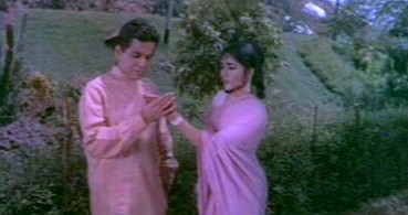 Vijay convinces Sunita he's an astrologer