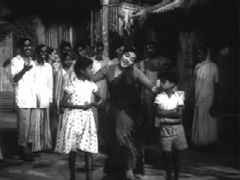 Pushpa imitates the puppets... Pushpa imitates the puppets...