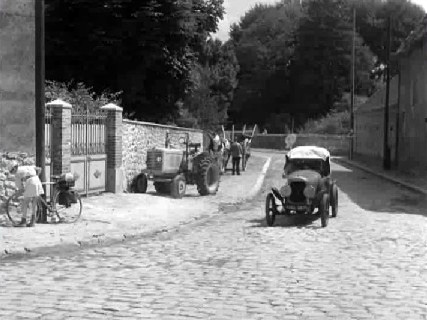 Mr Hulot drives into town