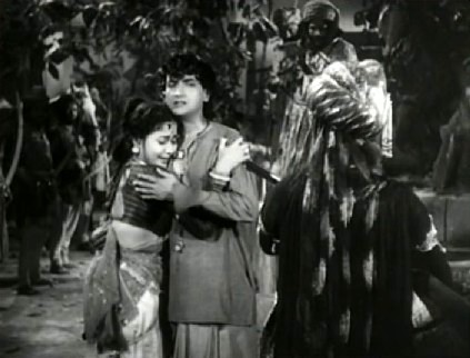 Gauri tries to stop Baiju from going with Roopmati