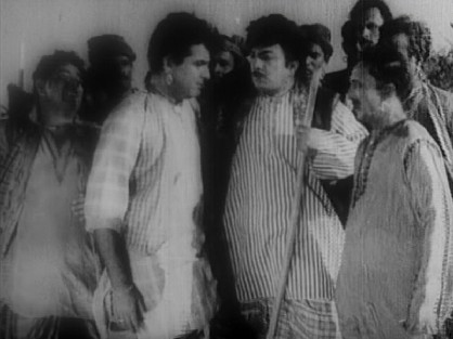 Mohan is cornered by the villagers