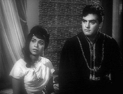 Kumkum and Feroz Khan in Ek Sapera Ek Lutera