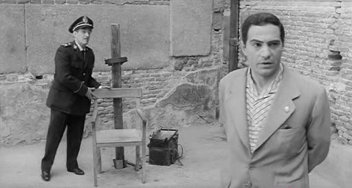 Nino Manfredi in and as the executioner