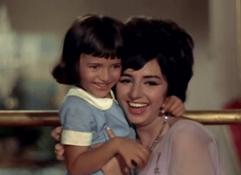 Meena and Sarika grow very fond of each other