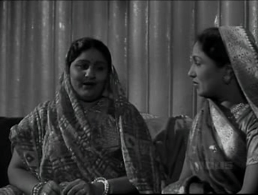 Suraj's mother fixes up Suraj's marriage with her friend's daughter...