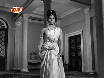 Kiran arrives for the party