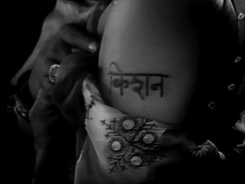 Gopi gets Kishan's name tattoed
