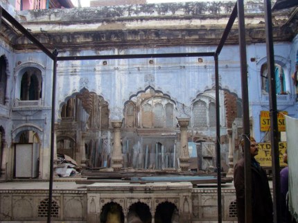The stone grills flanking the central arched platform lead into the tehkhaana, at Delhi's Haveli Khazanchi.