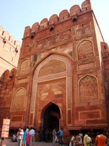 Kanguras (battlements) atop the main gate of the Agra Fort.