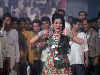 Daiyya yeh main kahaan aa phansi, from Caravan