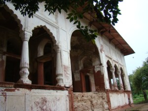 The main dalaan (pavilion) on the topmost level at Shalimar Bagh.