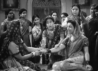 Choori dheere pehna chooriwaali, from Dahej