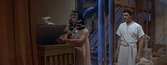 Sinuhe gives up Pharaoh's necklace to Nefer