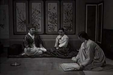 Gapbun's father shares the good news with his wife and with Gapbun's nanny