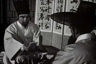 Maeng Jinsa reads the list of gifts sent by Kim Panseo