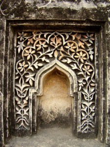 A decorated niche in the yard enclosing the tomb.