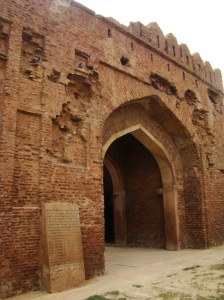 Kashmiri Darwaaza today, with a memorial plaque and cannon holes pitting the gate.