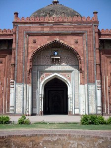 The iwaan at the Qila-e-Kohna mosque.
