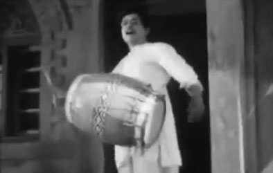 Umad-ghumadkar aayi re ghata, from Do Aankhen Baarah Haath