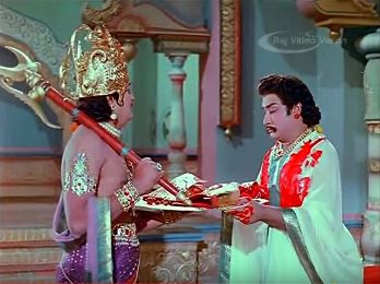Karnan rips out his earrings and breastplate to give to Indra