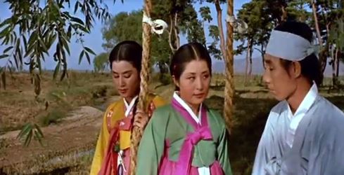 Bang-ja talks to Chun-Hyang's maid.