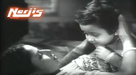 Juhi washes up on the riverbank, and meets Raju