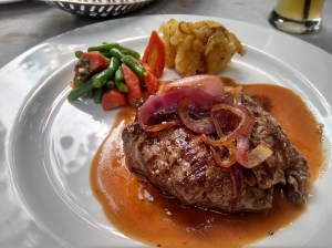 Tenderloin with red wine jus. Disappointing.