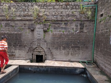The hot springs at Vashisht Temple.