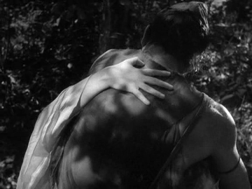 Tajomaru kisses the woman - and she ends up kissing him back