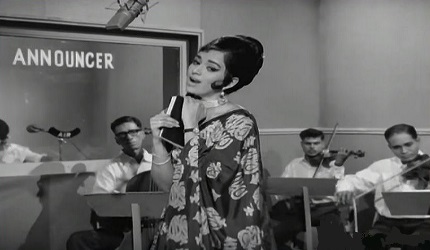 Humne dekhi hai un aankhon ki mehekti khushboo