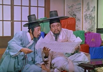 Maeng Jinsa exults over the gifts