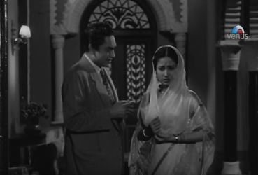 Meena Kumari and Ashok Kumar in Ek Hi Raasta