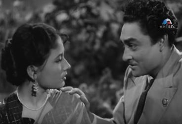 Meena Kumari and Ashok Kumar in Ek Hi Raasta