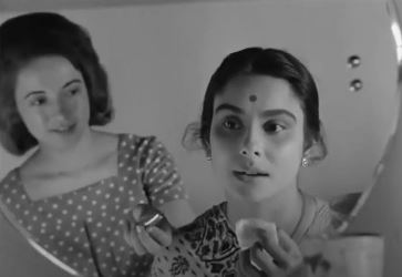 Edith gifts Arati a lipstick